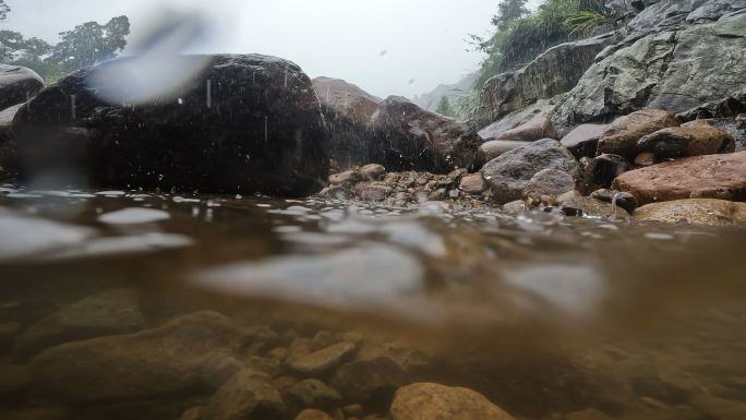 雨中的小溪流