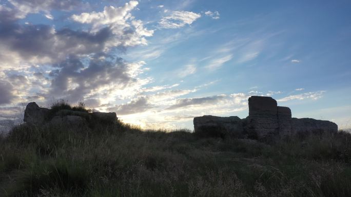 坍塌土墙黄昏