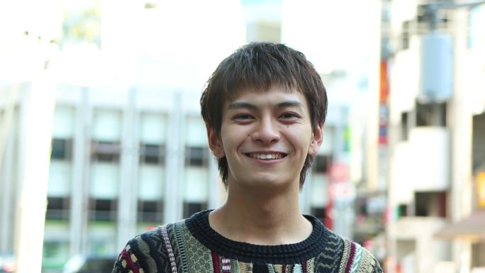 年轻的亚洲Z世代男子微笑的肖像