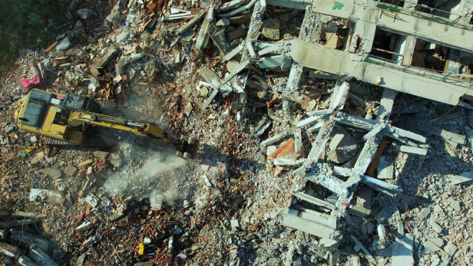 地震灾后重建挖掘机清理坍塌房屋