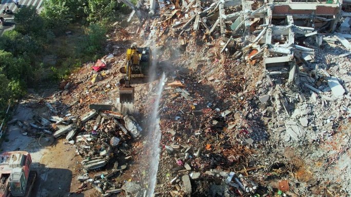 航拍清除建筑垃圾洒水降灰尘