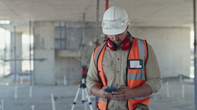 一个建筑承包商在施工现场使用手机欢呼的4k视频片段