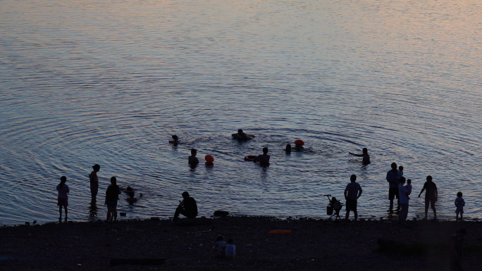 夏天傍晚人们在河里游泳