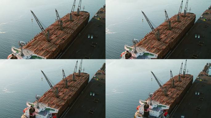奥林匹亚港木材运输船