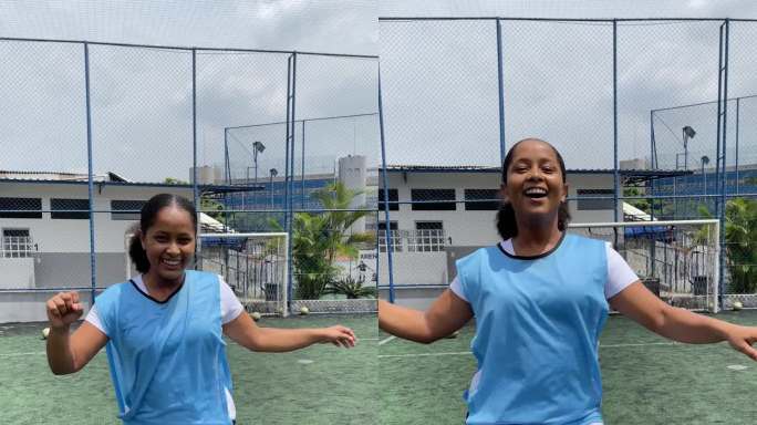 年轻的女足球运动员在运动场上社交媒体上跳舞-移动拍摄