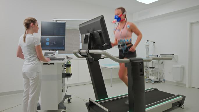 DS女运动员在诊所的跑步机上做呼吸能量测试