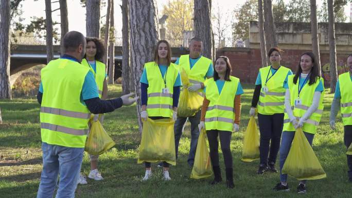 会议期间，志愿者们一起为环境工作，并穿着相配的反光夹克