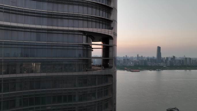 一镜到底穿越武汉绿地中心大厦侧边通风孔