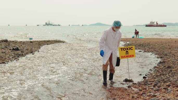 两位生态学家正在检查污染地区的污染水