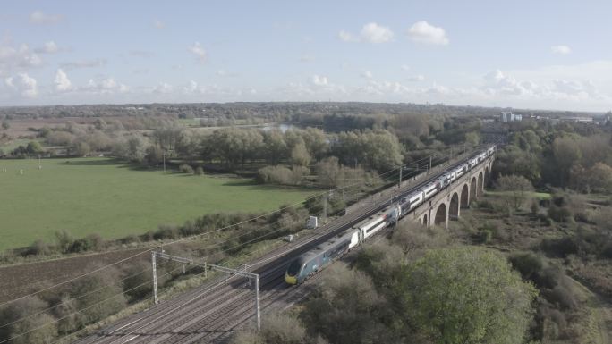 英国中部晴天的铁路高架桥