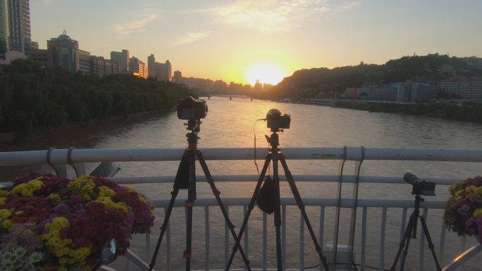 黄河桥上的延时摄影师