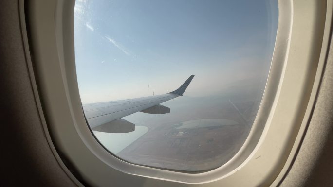 旅行期间的飞机窗口-移动拍摄