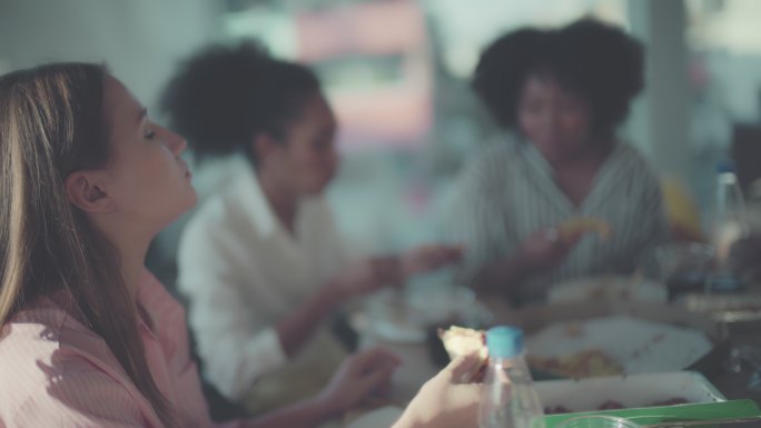 午休美女们聚餐吃饭