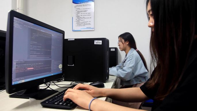 女性程序员电脑编程写代码工作学习