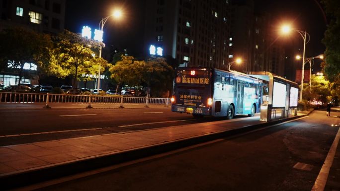 公交车夜班车停靠站台慢动作