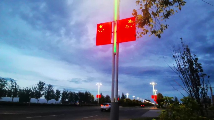 路灯下的五星红旗国旗标志