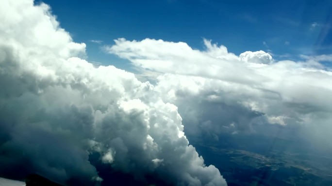 云间飞行（飞机视角拍摄）