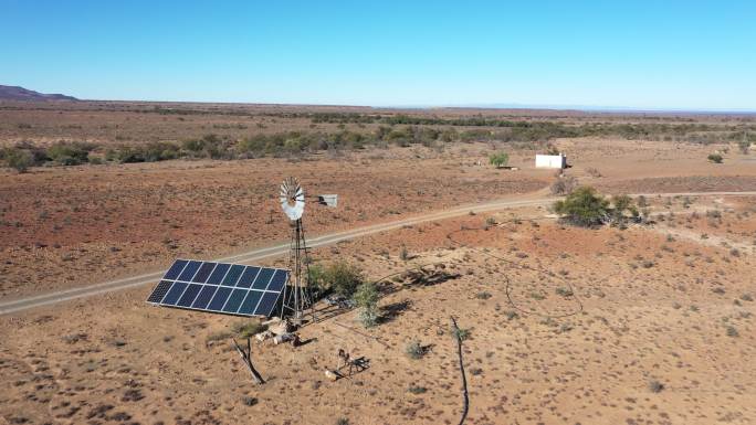 在南非干燥的卡鲁，太阳能电池板取代了旧风车