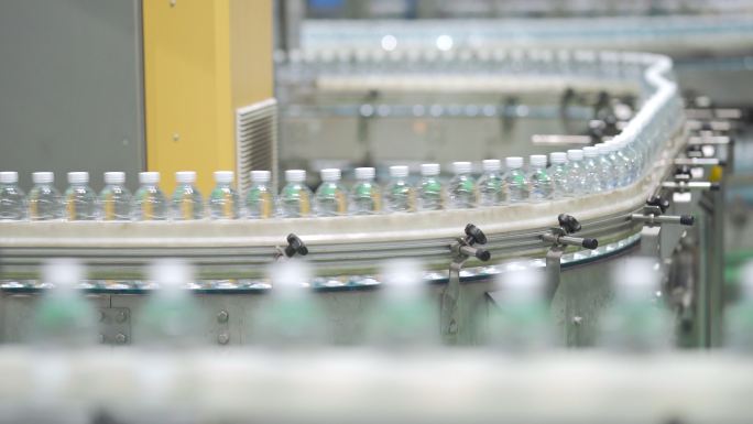 矿泉水工厂生产线：清洁输送线、瓶装水工厂生产线上的空瓶和罐