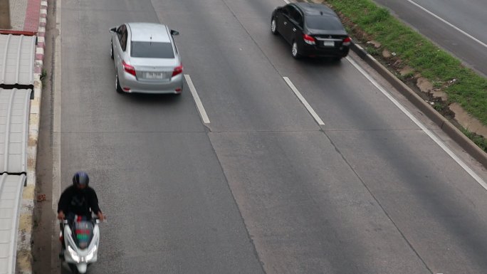 有两个人驾驶摩托车走错了方向，这是交通违法的概念。