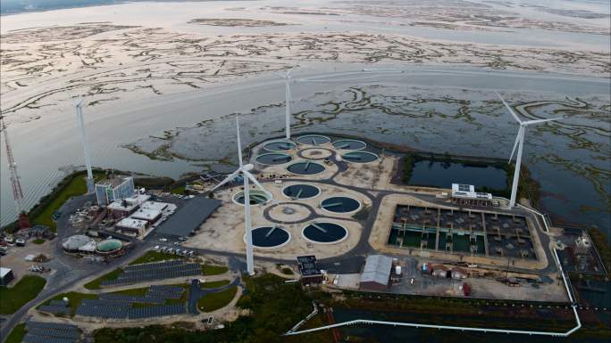 可持续能源用于环境保护。美国新泽西州大西洋城附近的一座废水处理厂，由风力涡轮机和太阳能电池板提供动力
