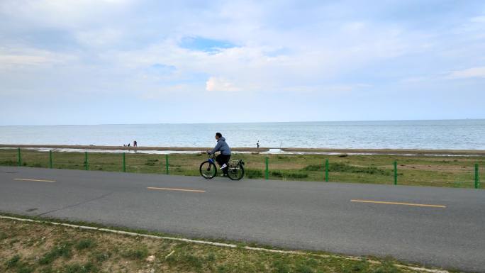 一个男人骑自行车画面 青海湖骑行