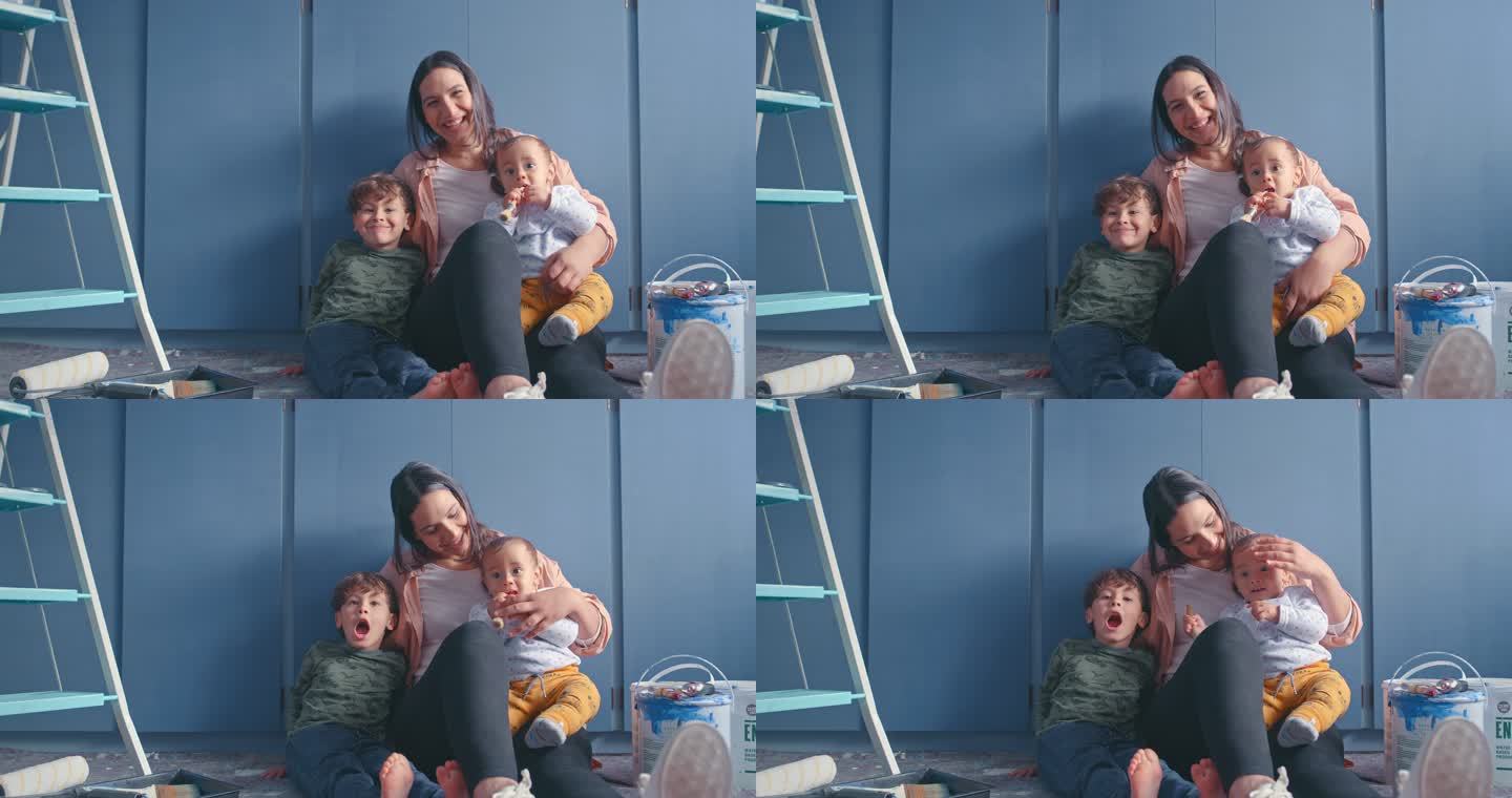 一名年轻女子在家中与她可爱的儿子一起粉刷房间的4k视频片段