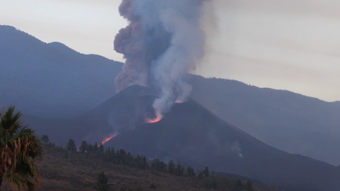 La Palma Cumbre Vieja火山全景，熔岩流摧毁了“El Paraíso”，大量灰烬从