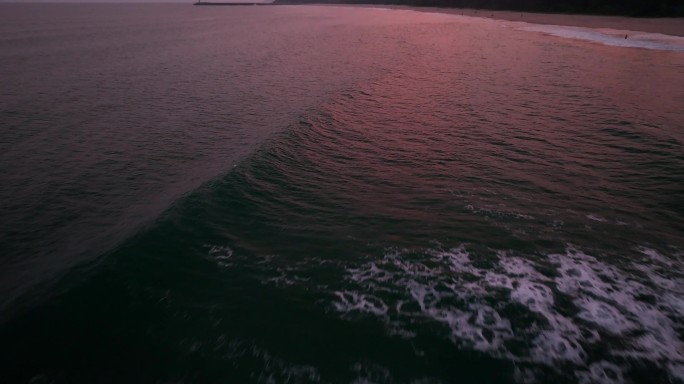 夕阳下粉色的海岸线