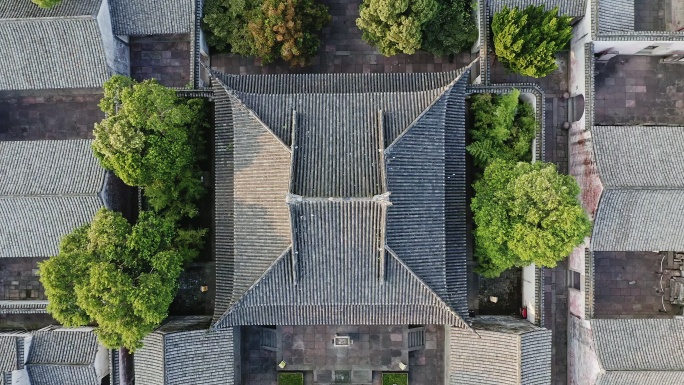航拍视角中式建筑屋顶特写江南风