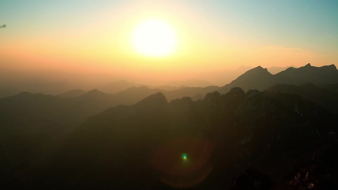 夕阳下的燕山山脉