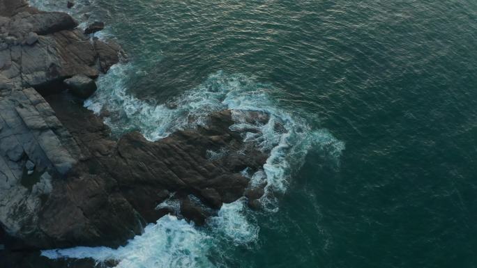 海浪冲击岩石 航拍4k福建平潭岛