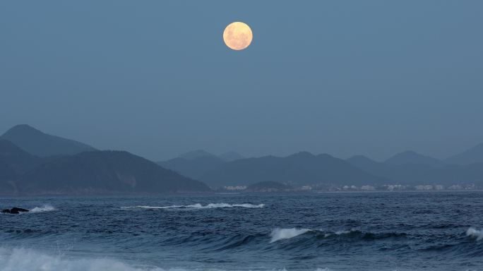 满月海洋景观海上明月海浪海边傍晚