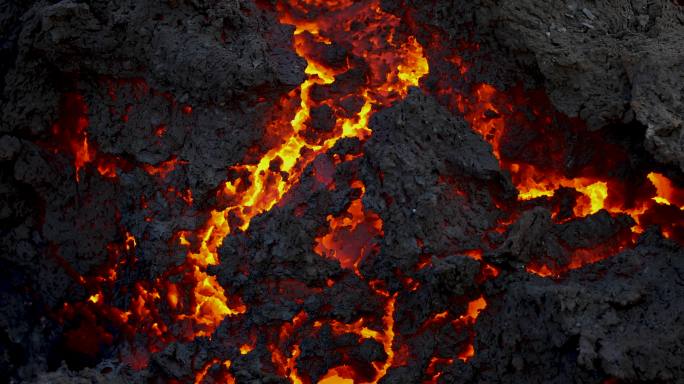冰岛火山喷发燃烧的新鲜熔岩的风景特写图