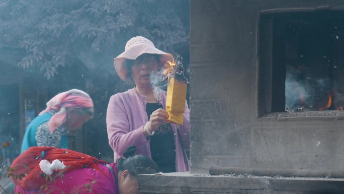 中元节妇女香火朝拜烧香拜佛