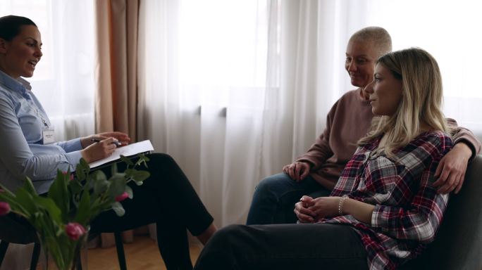 癌症患者和女儿在家接受心理治疗