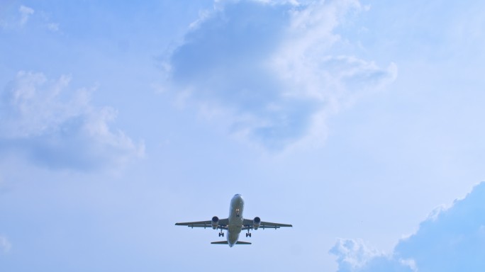 飞机降落在机场，慢动作