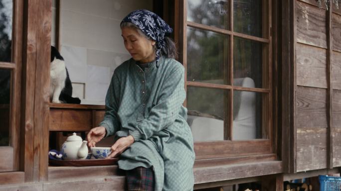 SLO MO WS-在外面喝茶的高级日本妇女