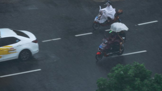 风雨城市冒雨前行