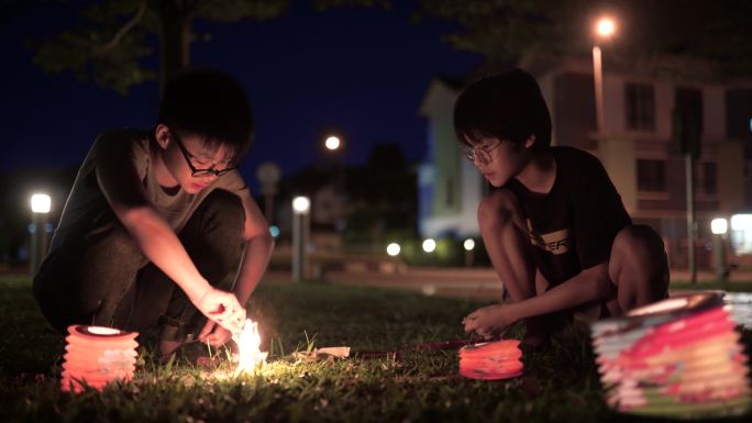 亚洲中国青少年用纸灯笼庆祝中秋节。
