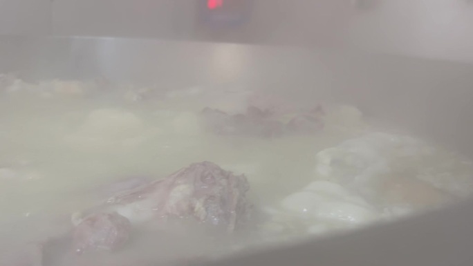 沸腾中的羊肉汤