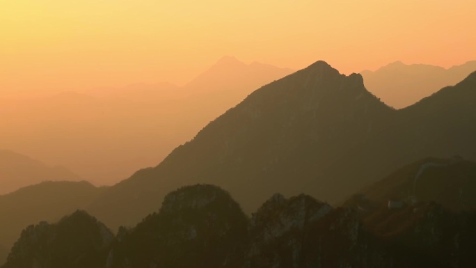 夕阳下的燕山山脉