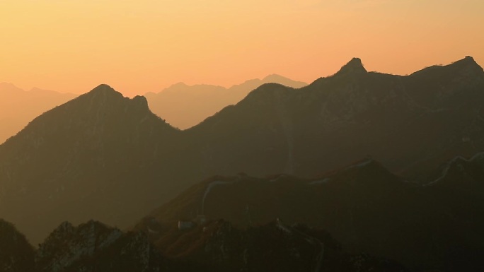 夕阳下的燕山山脉