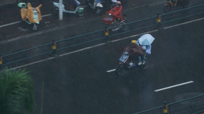 大雨中骑行