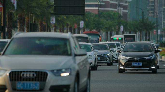 沿海南方城市上下班车流交通