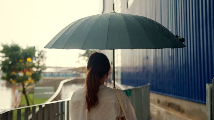 孤独的感觉，悲伤的女商人，撑着雨伞站在大雨中