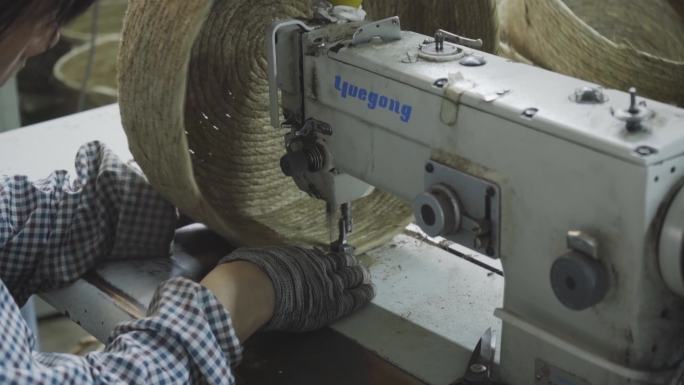 4K工人将蒲绳加工成筐子特写实拍视频
