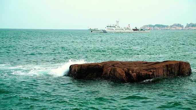 海浪拍打下的岩石