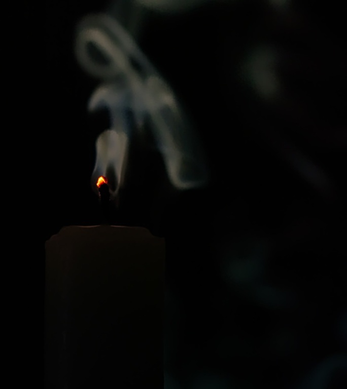 蜡烛火焰被风吹灭后的慢动作烟雾
