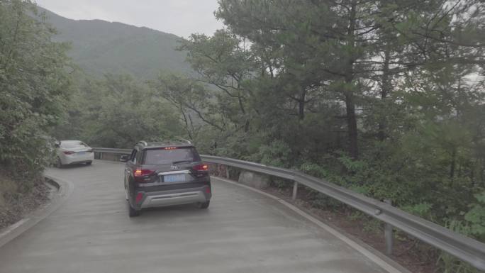 车队行驶在山间路上 美丽山景 4K素材